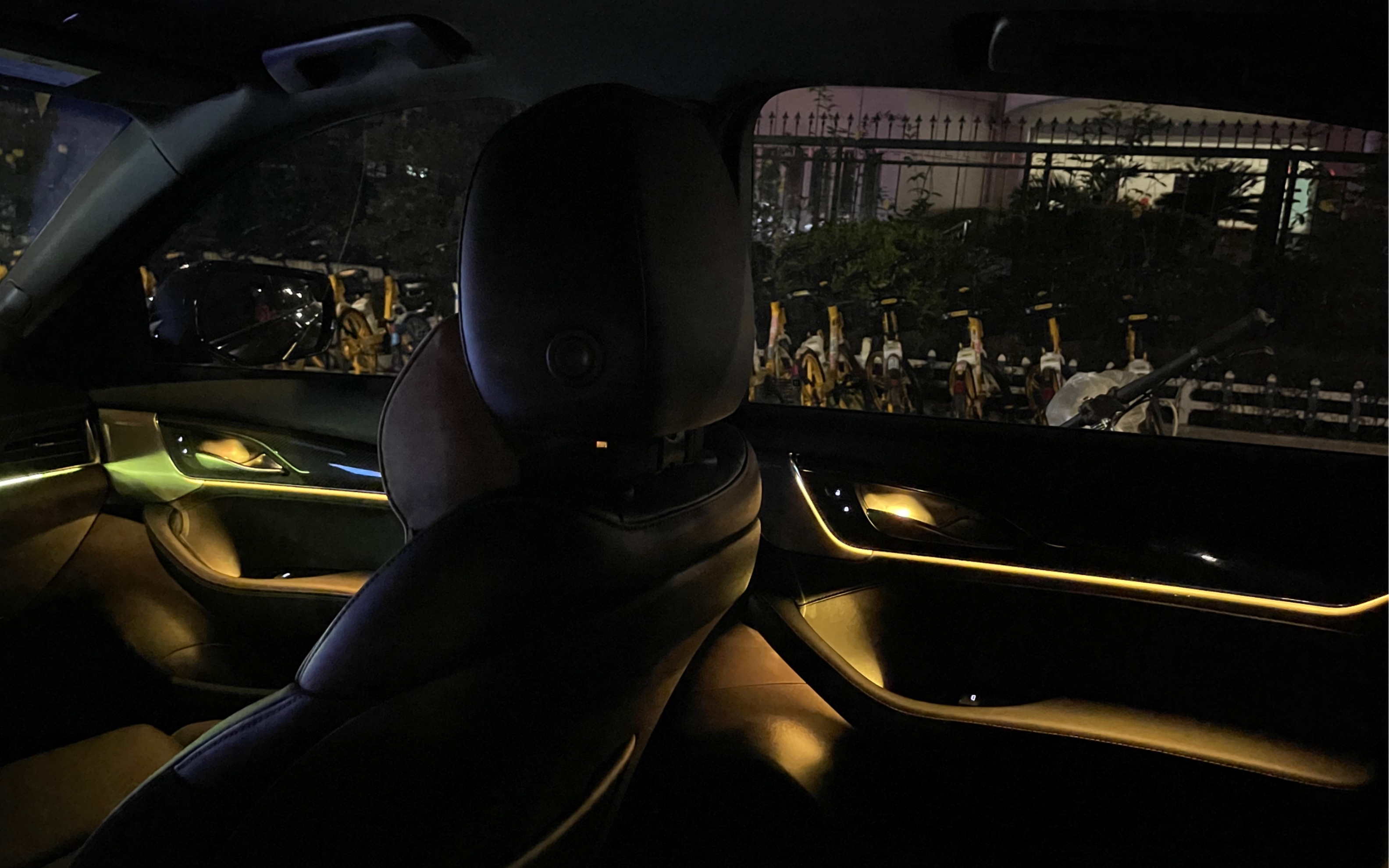 终于还是给ct5搞上了氛围灯～焕然一新的感觉,随时车上蹦迪