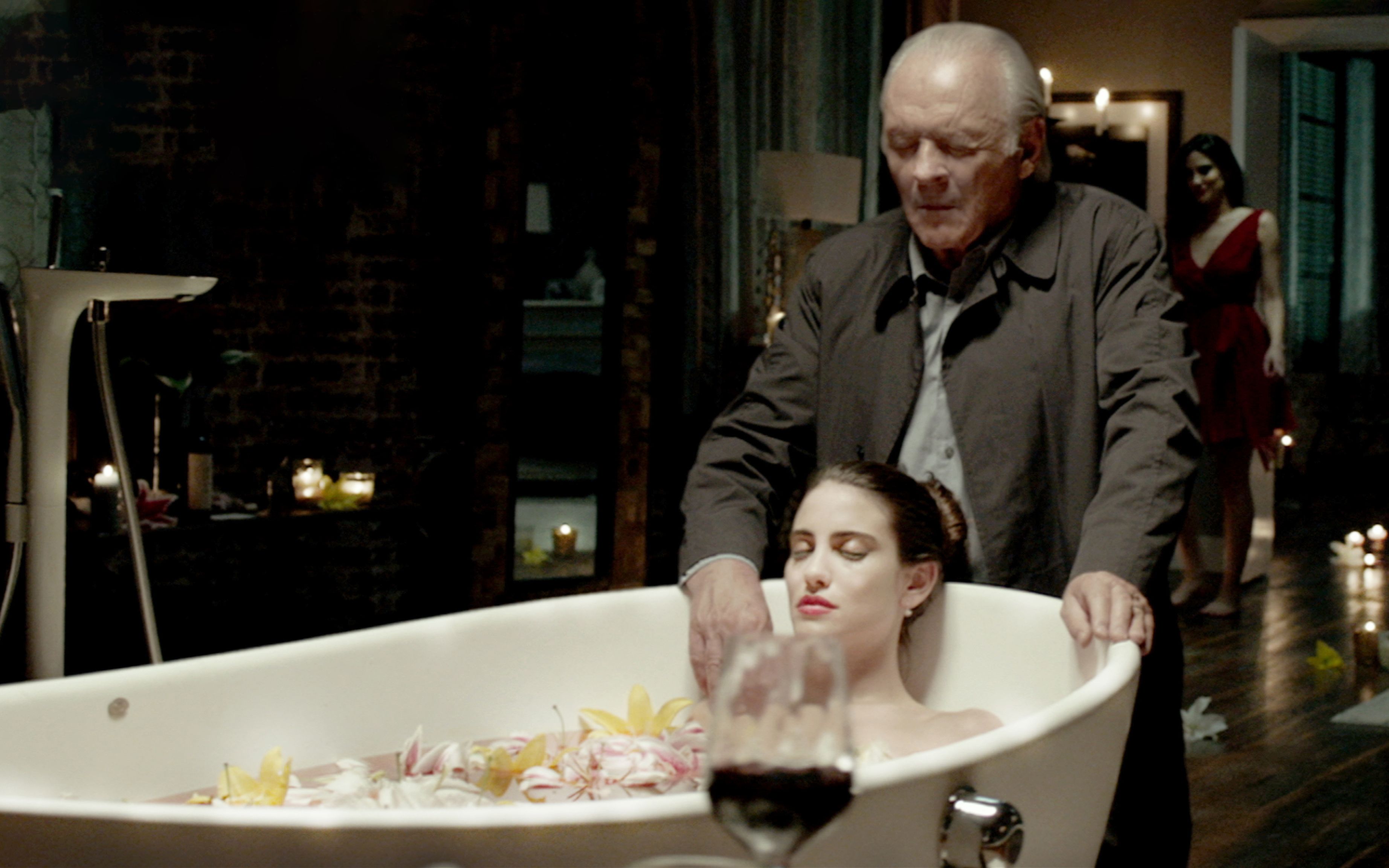 老年汉尼拔化身通灵神探,只要触碰别人,就能了解对方的一切