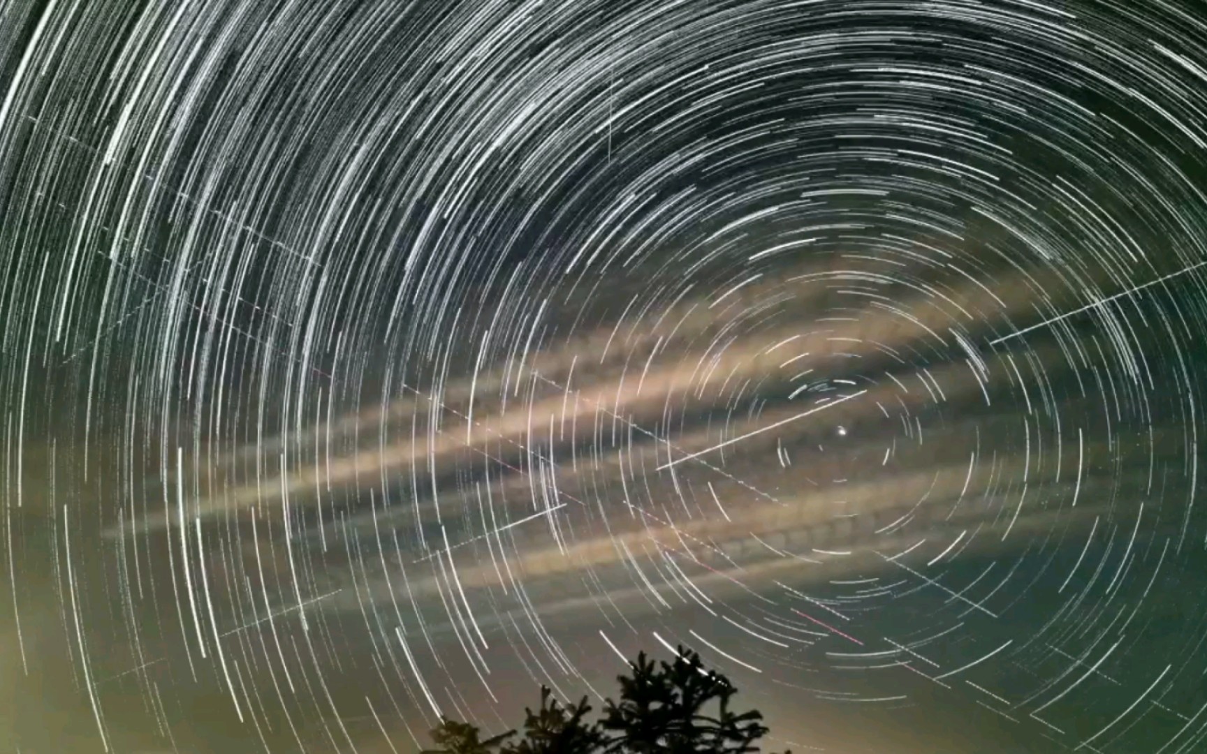 第一次用华为p40p的拍星轨延时,虽然光污染很大,但是很满意