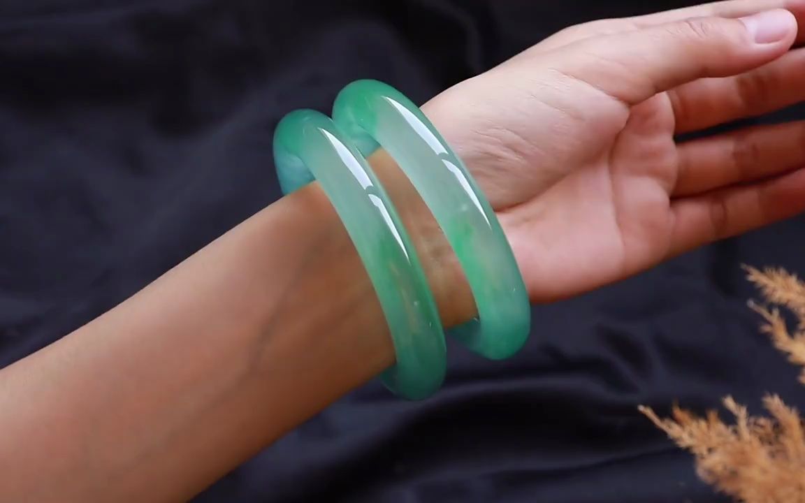 玻璃种阳绿胖圆条至纯手镯一对