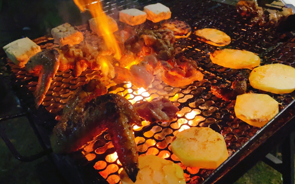 院子里的烧烤聚会,炭香四溢