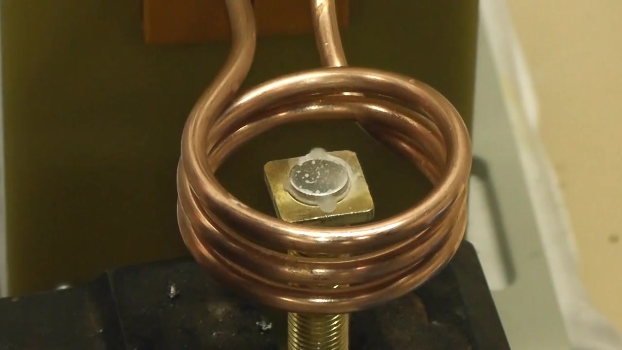 高频中频低频感应加热电源利用感应加热系统将铜触点连接到黄铜螺柱