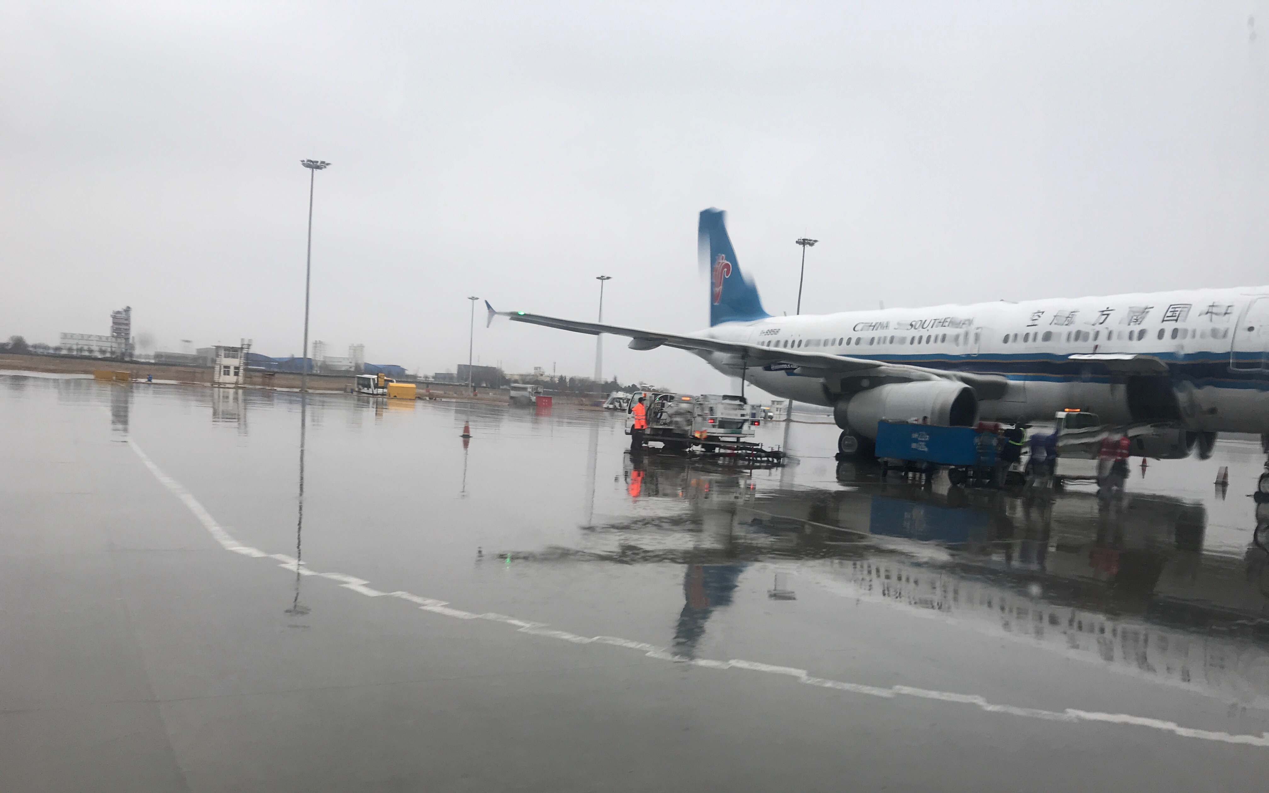 空客a320雨天降落西安机场反推吹水