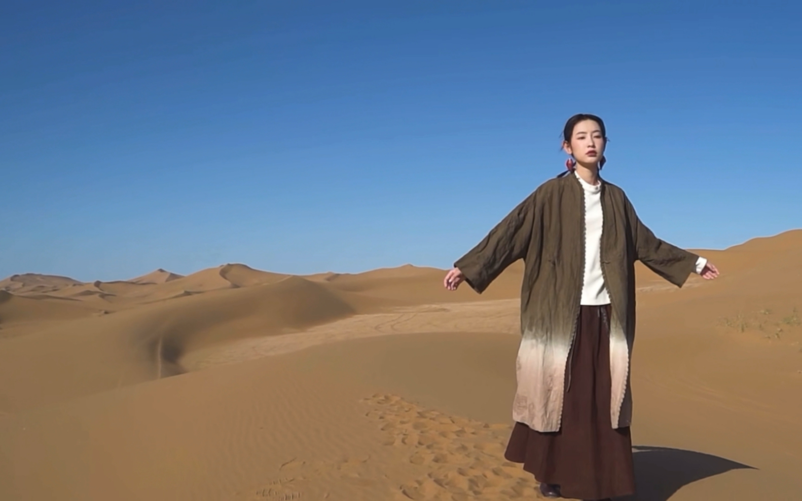 服装宣传片-阿拉善沙漠