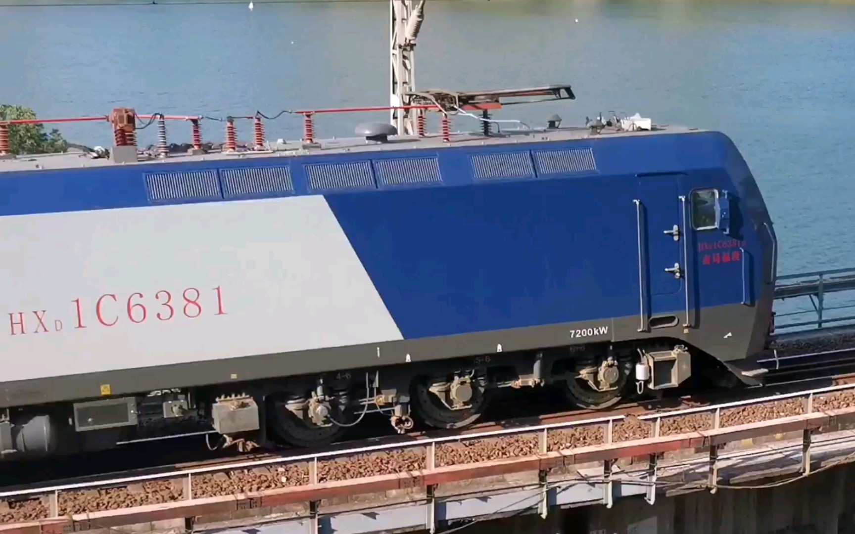 hxd-1c6381火车头牵引货列