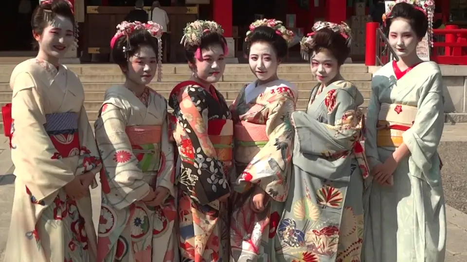 Yuri搬运】艺妓拿着神乐铃跳舞，艺妓和巫女合体的神社祭祀你看到过吗~_ 