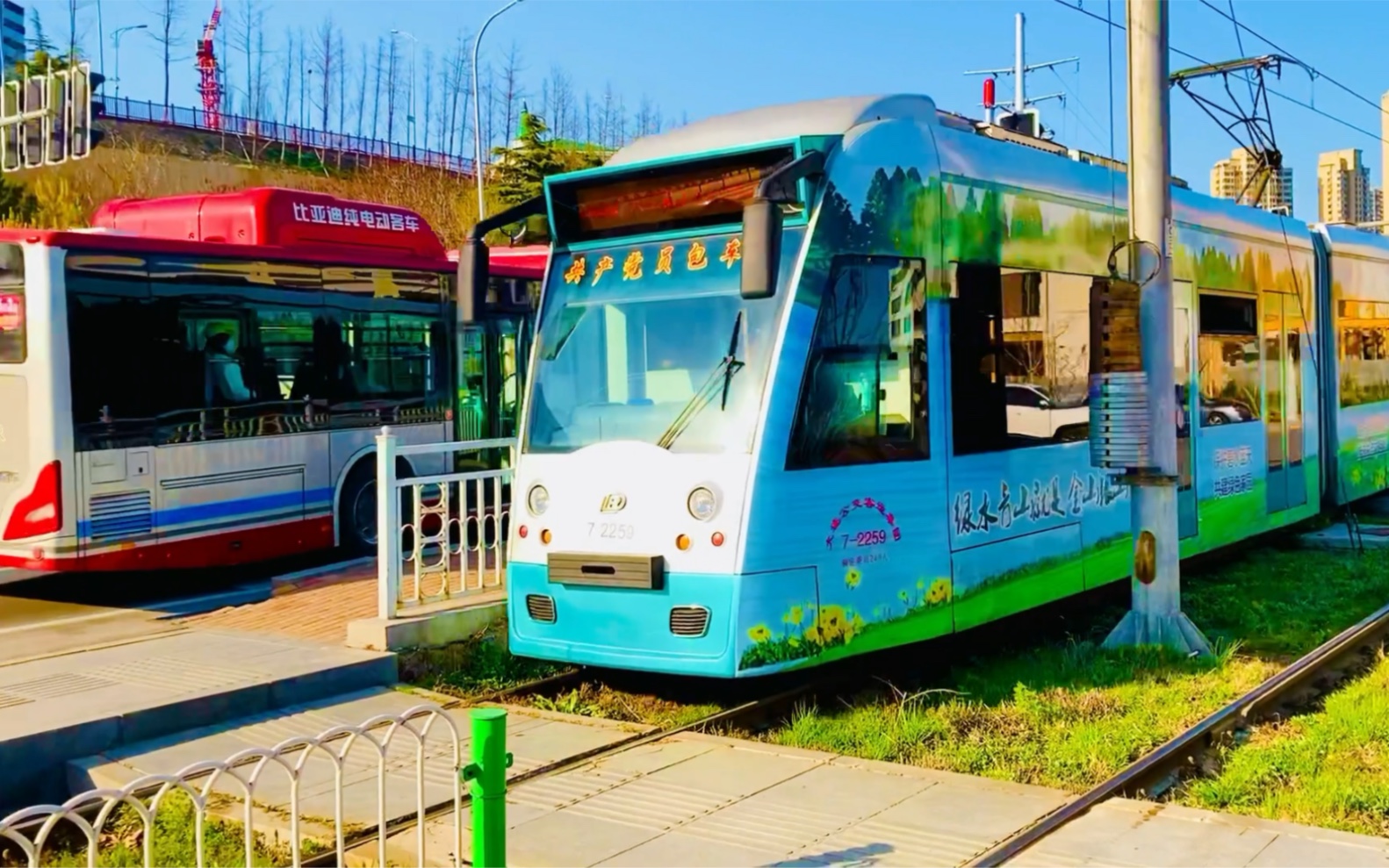 【大连轻轨202路】夕阳下的浪漫之旅——列车进出站 报站 高新沿途