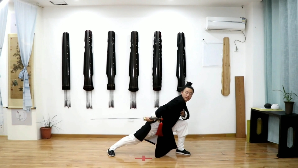 中国武当剑剑招挂剑,穿剑和撩剑基本功练习详细教学