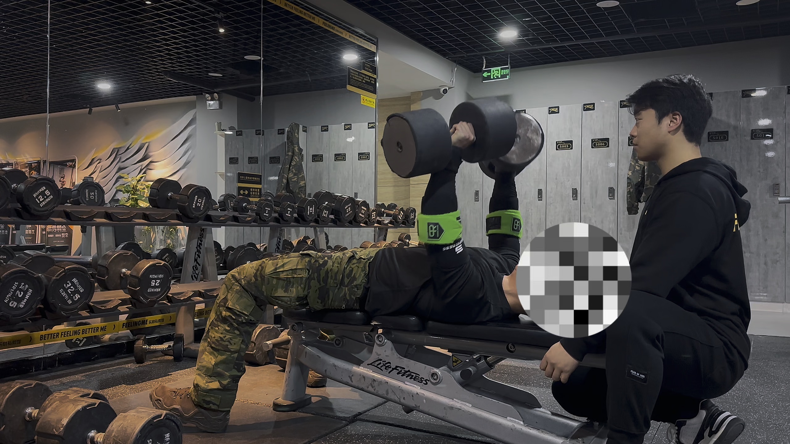 军警教官尝试 100kg 哑铃卧推,想看戴防毒面具撸铁请点赞关注,健身房