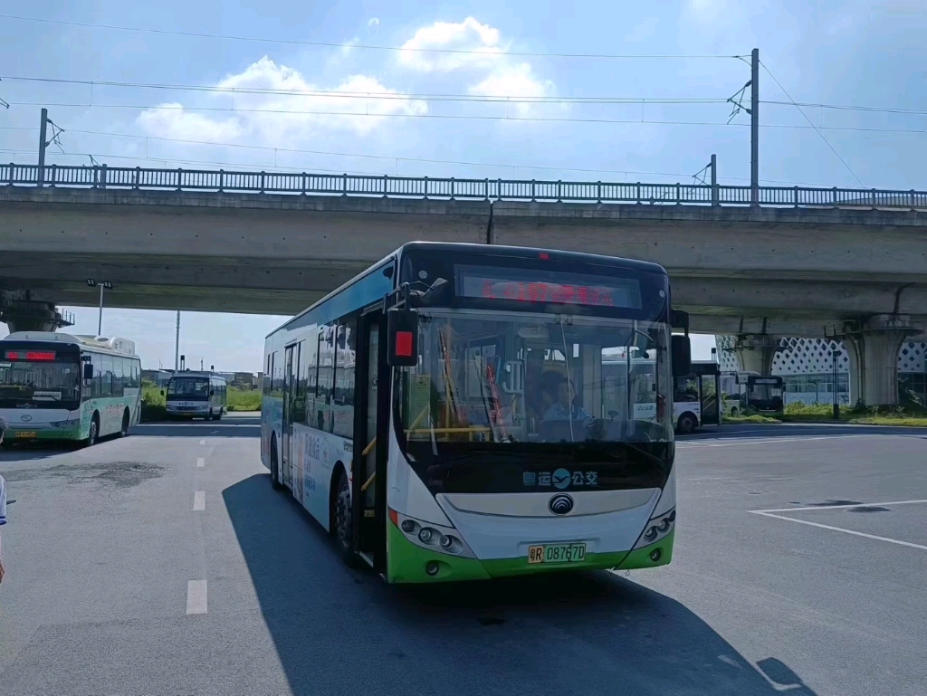 清远107路公交车本车由起点站广清城际清城站开往终点站城北客运站