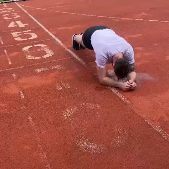 ufc"英国大猩猩"达伦提尔做平板支撑