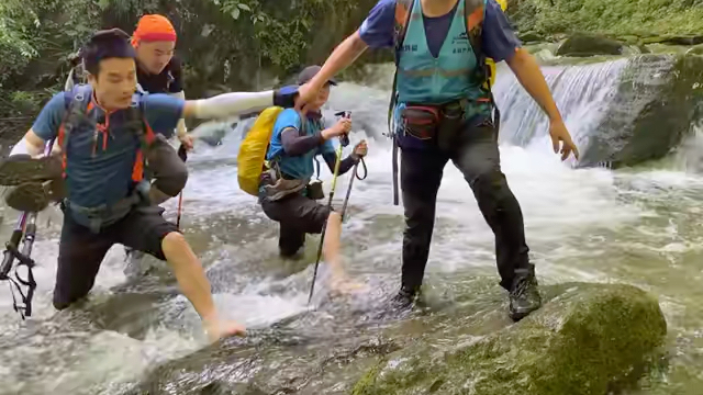 [图]首阳山涉水