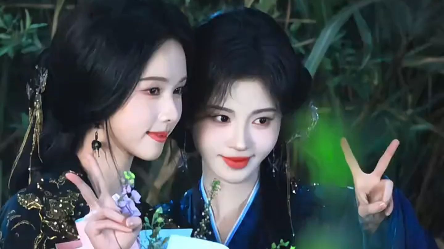 陈都灵和鞠婧祎杀青合影