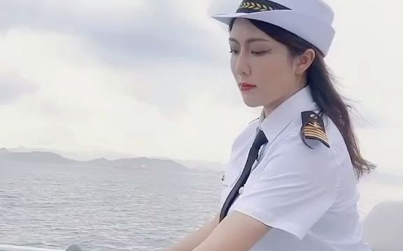 [图]女船长吟诗完了。带你启航，看这秀丽山河…船长 游艇出海 带你去看海