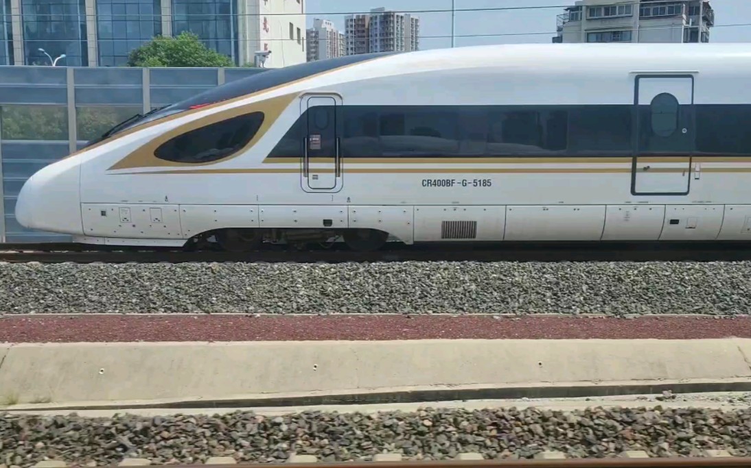 crh380bg担当的g1237与cr400bf-g担当的c2569在天津市竞速