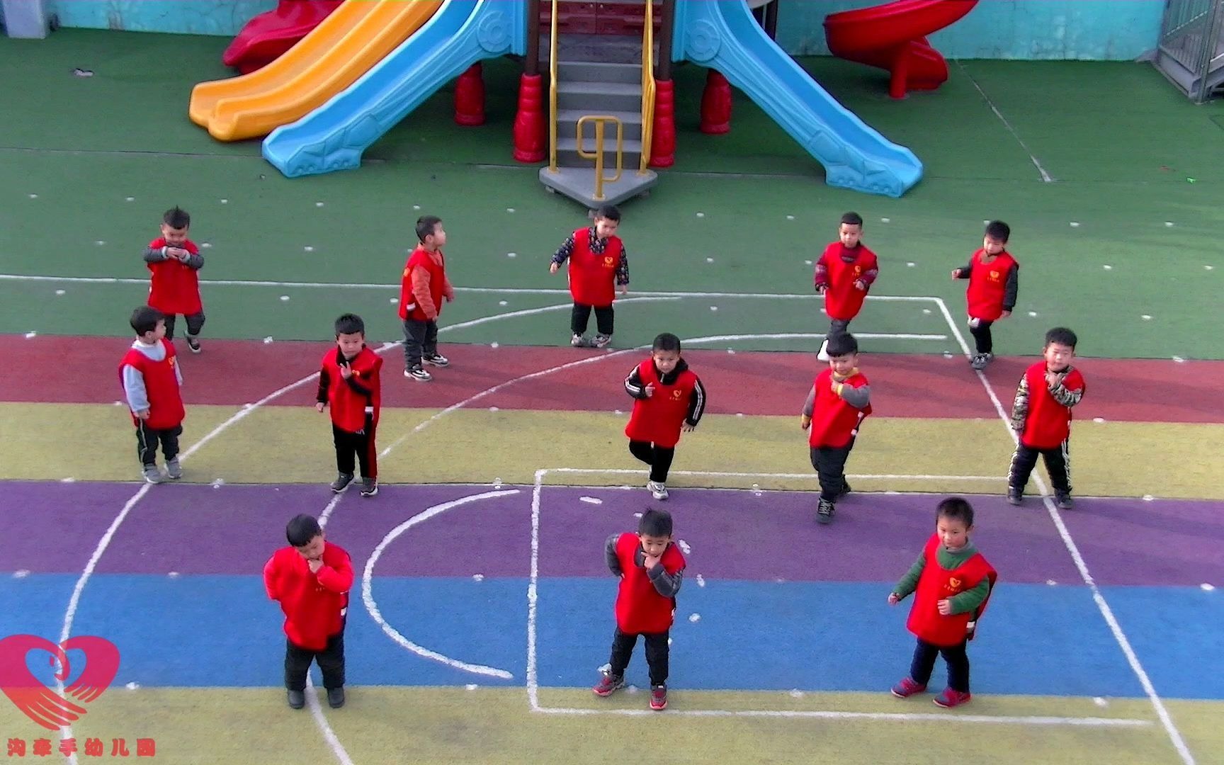 表演总有不一样的惊喜.孩子:我能把这个喜庆的舞蹈跳成圆圈舞