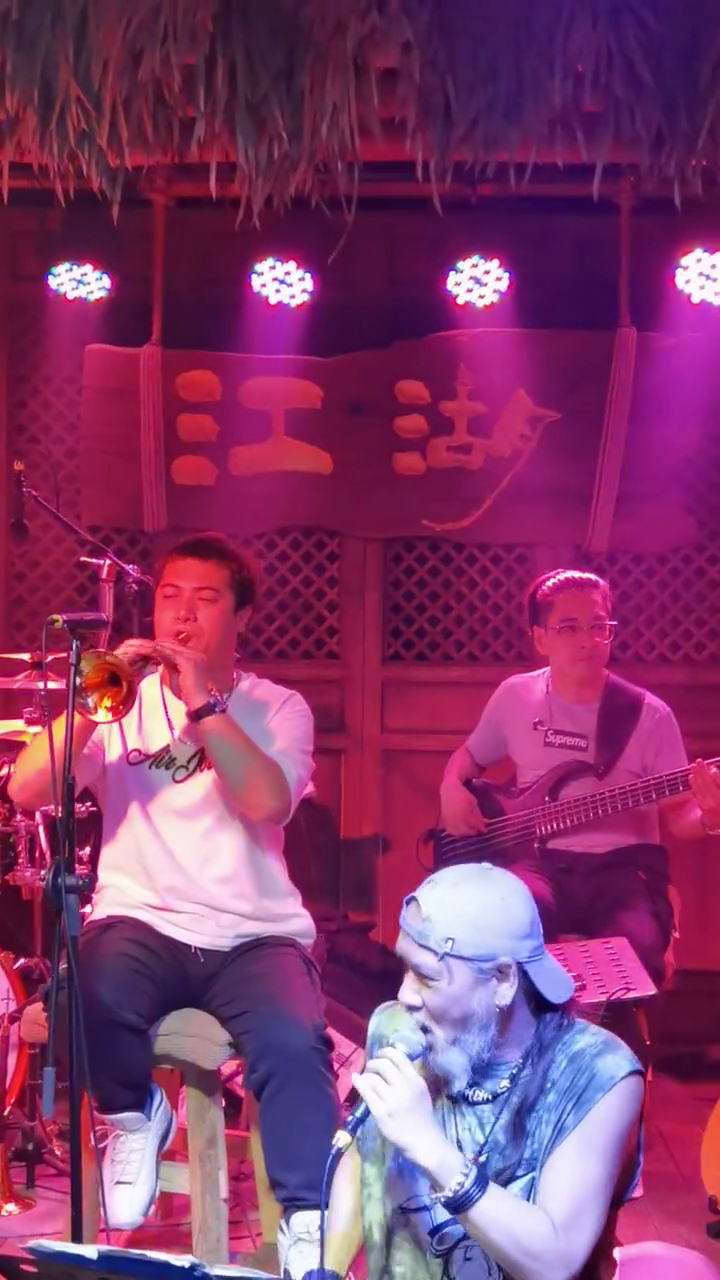 来豆豆兄弟江湖酒吧听歌