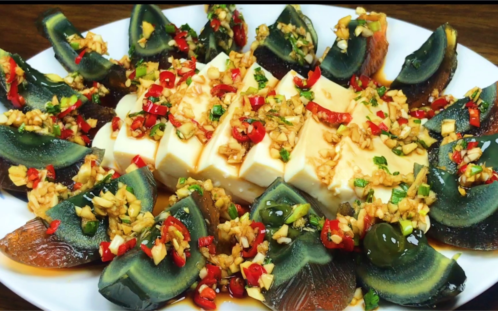 色香味俱全的皮蛋豆腐,家里请客必备凉菜,鲜辣入味做法简单,吃一口糖