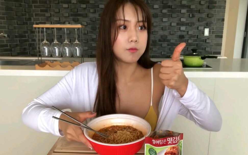 身材很棒的小姐姐吃饭简直太香了吃饱才有力气锻炼加油