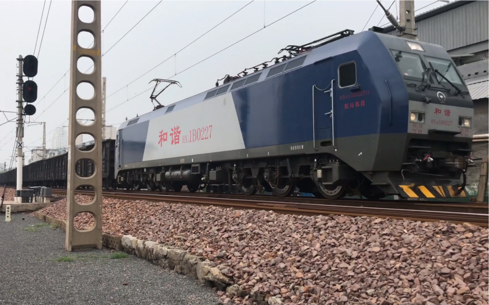 混响鸣笛? 新焦 铁路 hxd1b 0227 敞车 焦作新月场两道通过 待王接近