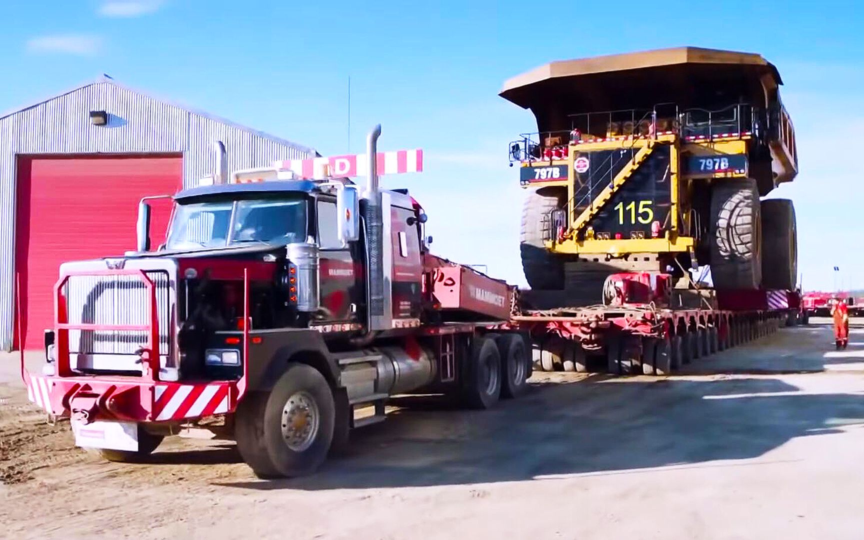 世界上最大的拖车之一,轻松拖运300吨矿山卡车,22个车轴176个轮子