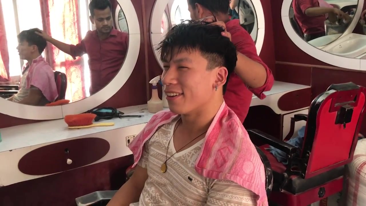 华人试印度古法按摩笑个不停