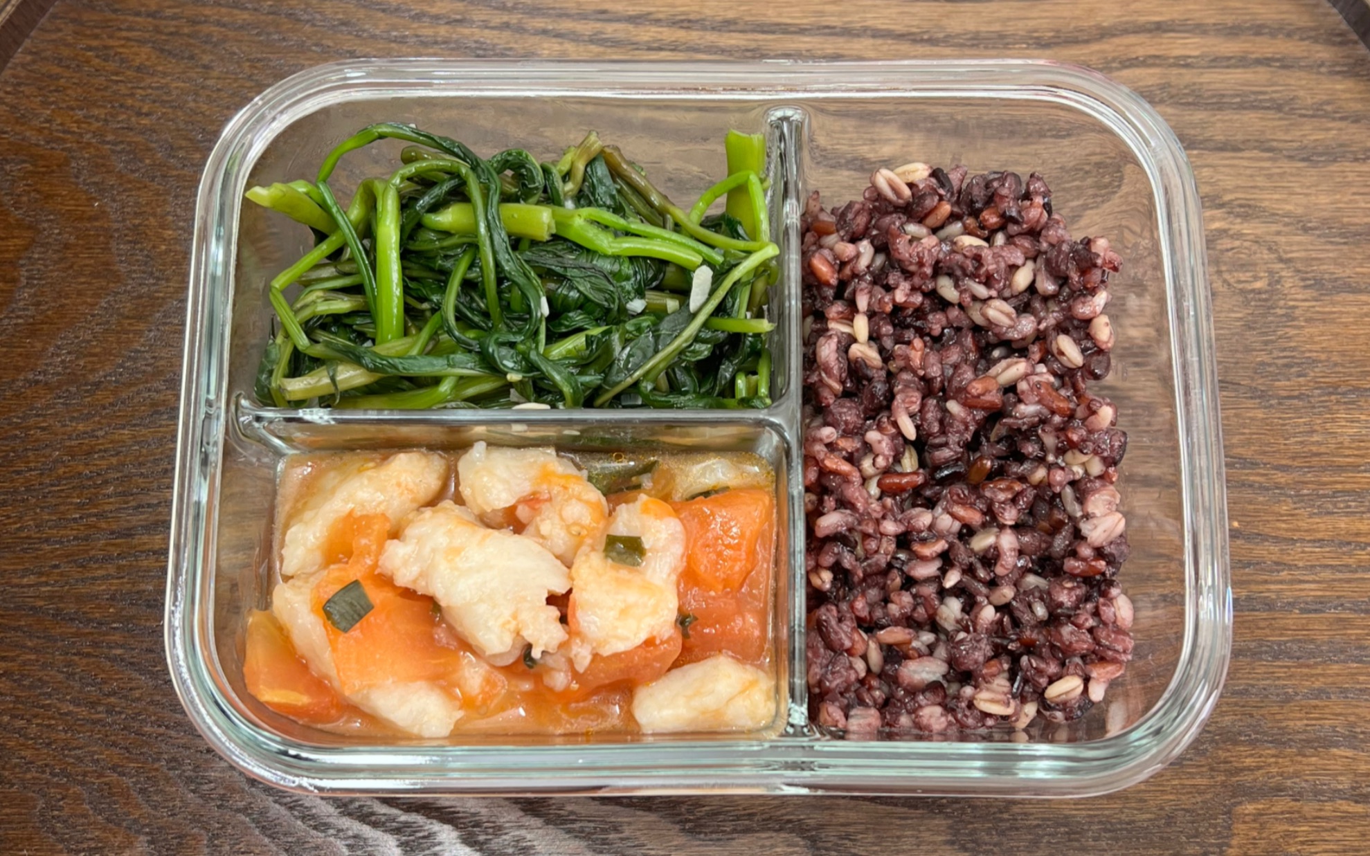 坚持自己做减脂餐第34天|今日午餐便当:番茄巴沙鱼 素炒空心菜 糙米饭