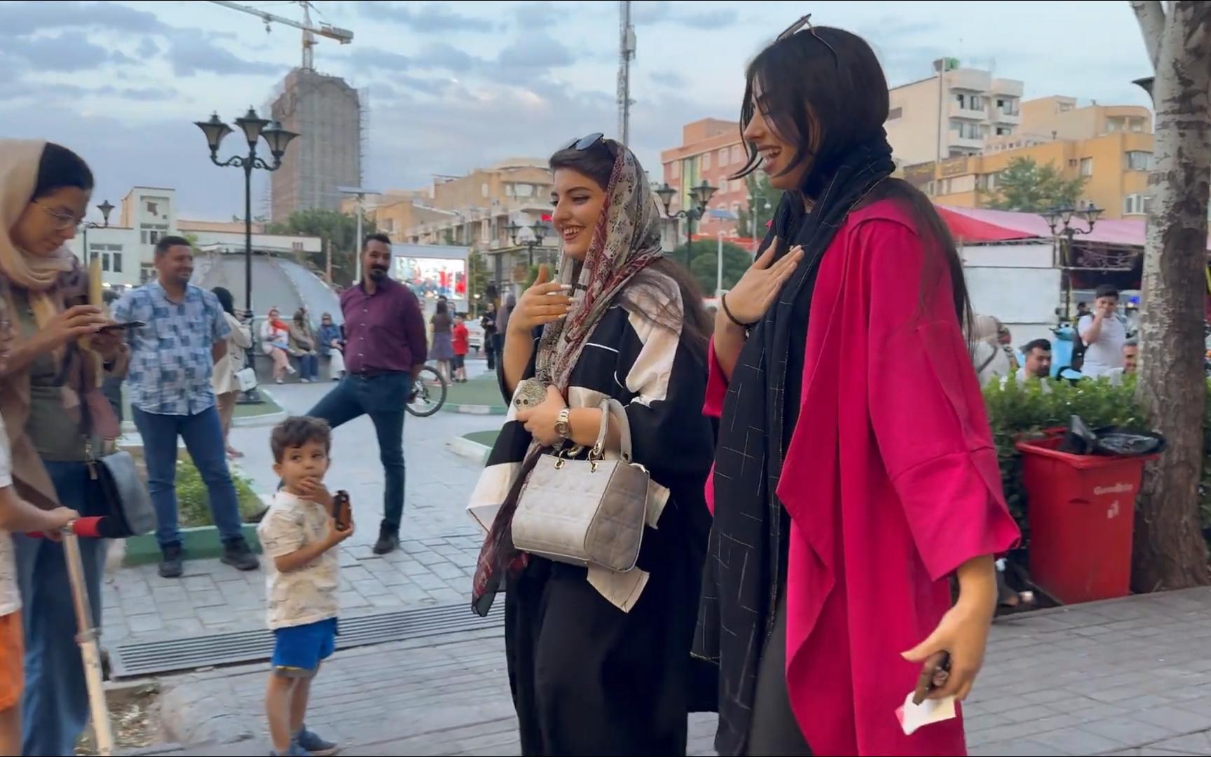 有一双会说话的眼睛 伊朗街头恶作剧