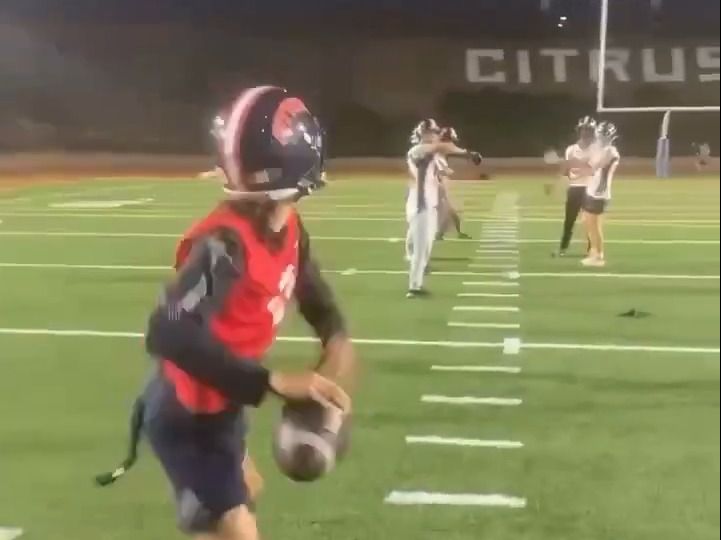 This is a cool drill! # # #qbdrills #Wrdrills #footballcoach #youthfootball #you哔哩哔哩bilibili