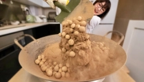炸裂！她真的炒了一锅土吃！