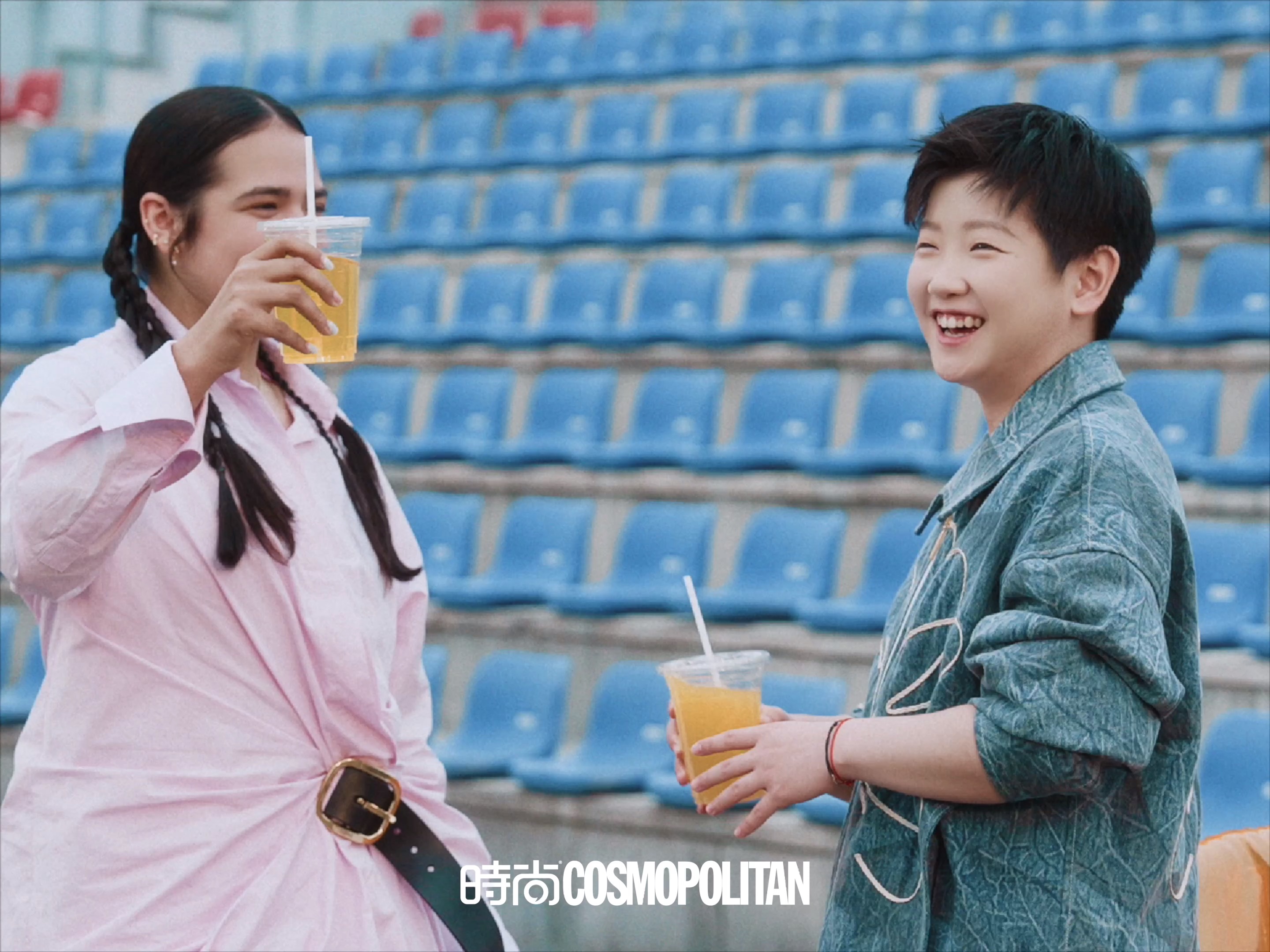 时尚cosmo:孙颖莎 迪亚兹 笑闹之间,气球飘出好心情,此刻快乐一百分!