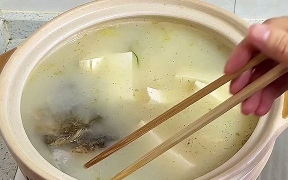 追剧尚食还原鱼头豆腐汤汤汁奶白