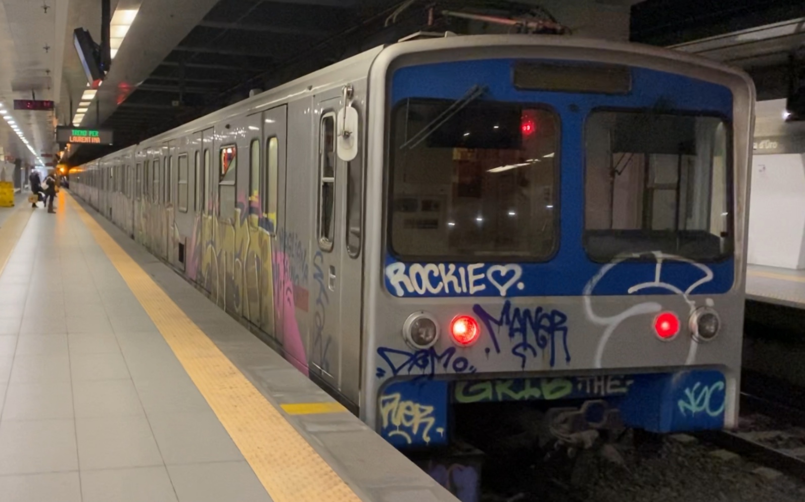 罗马地铁mb100进站