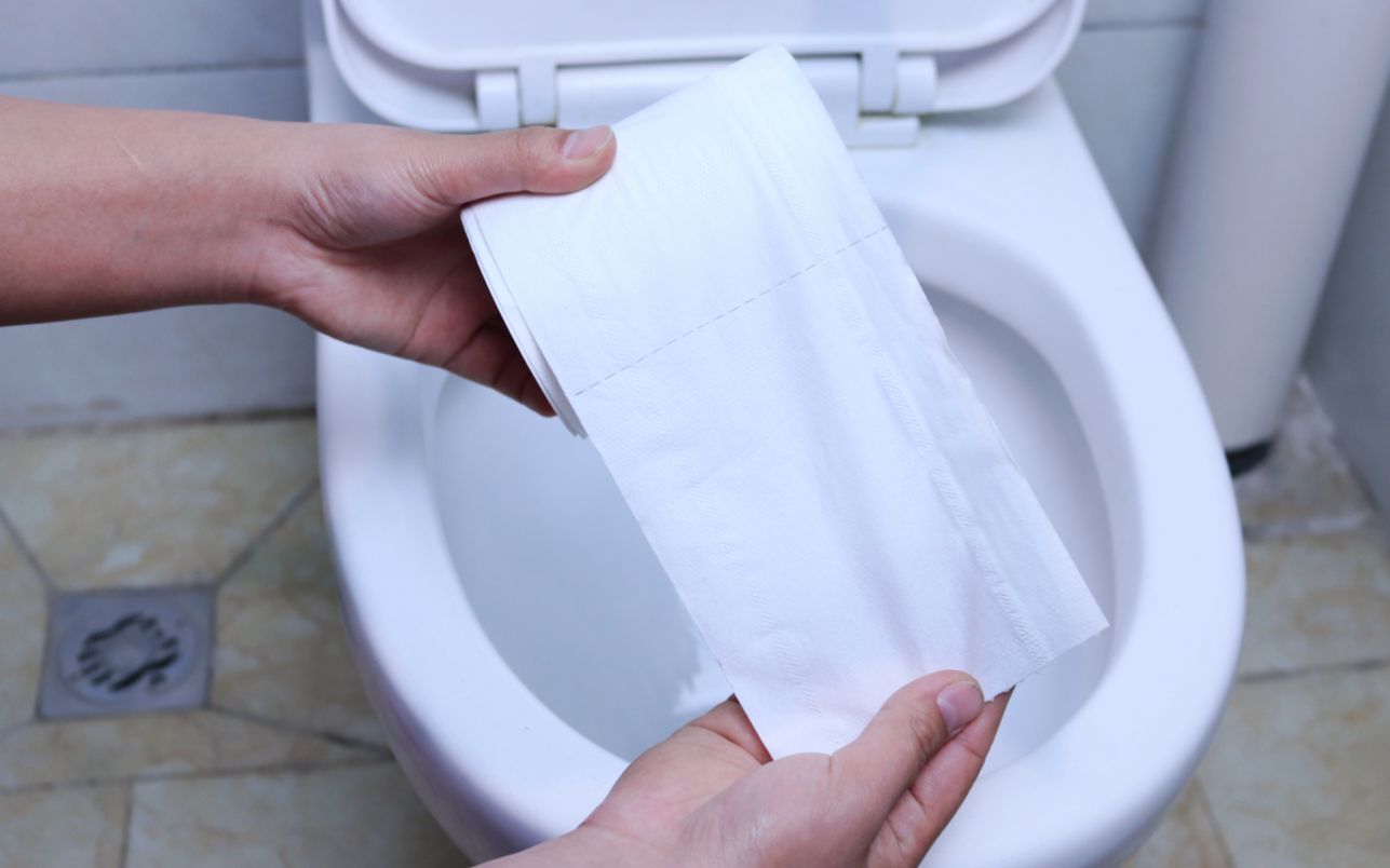 用过的卫生纸究竟该扔进纸篓,还是抽水马桶?