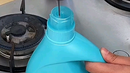 用完的洗衣液瓶子做一个好用的浇花器