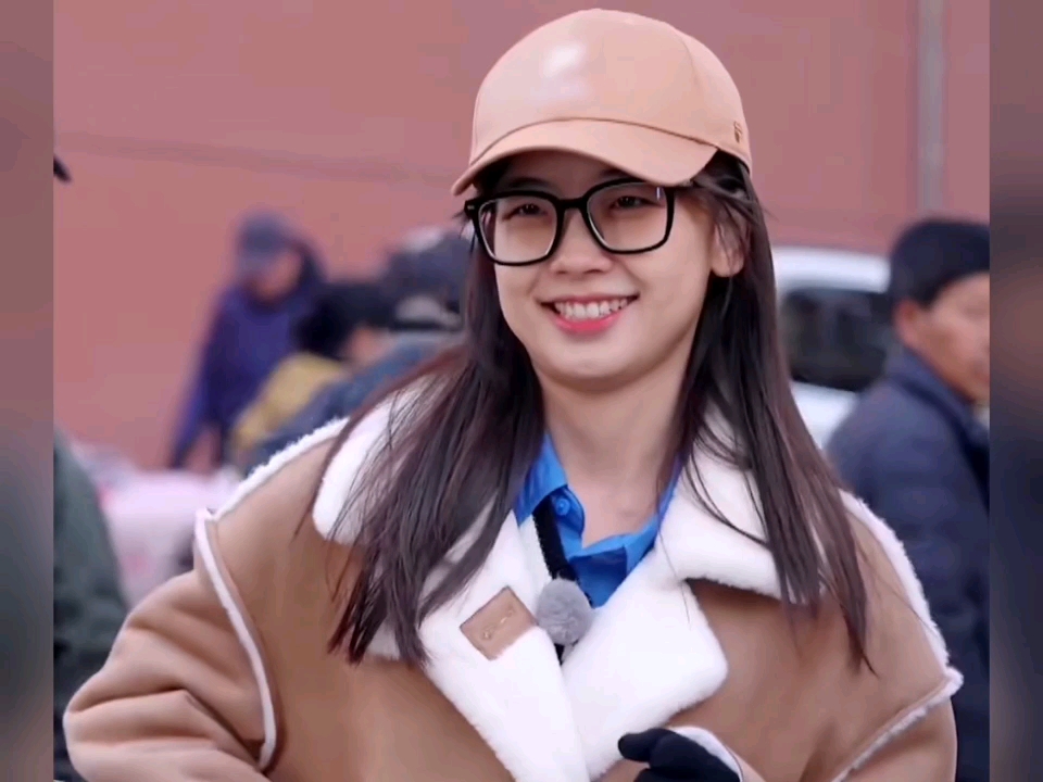 【王冰冰】她还是那么爱笑的 憨憨的