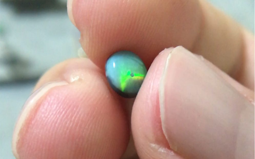 猫眼线高亮黑欧泊,来自于闪电岭