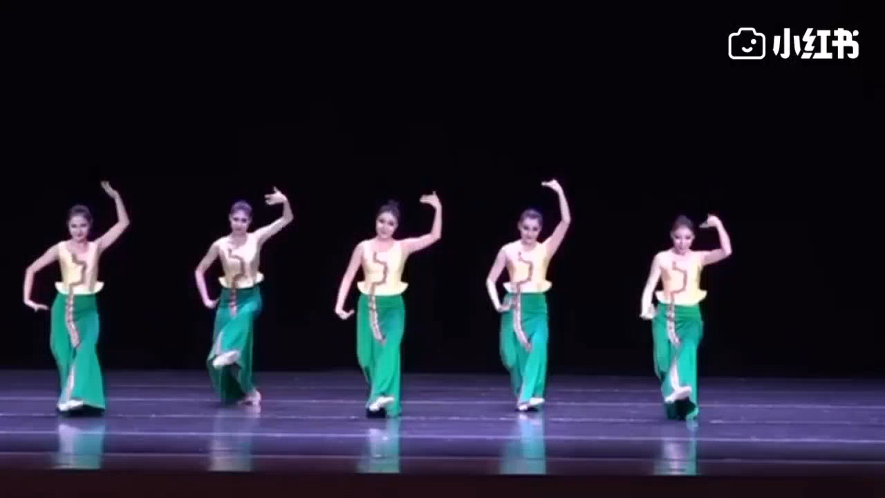 中央民族《傣族孔雀舞组合》