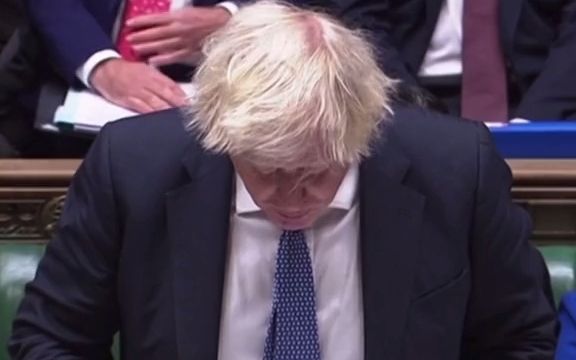 英国首相约翰逊道歉现场嘘声一片,大写的尴尬(英音练习素材)哔哩哔哩bilibili