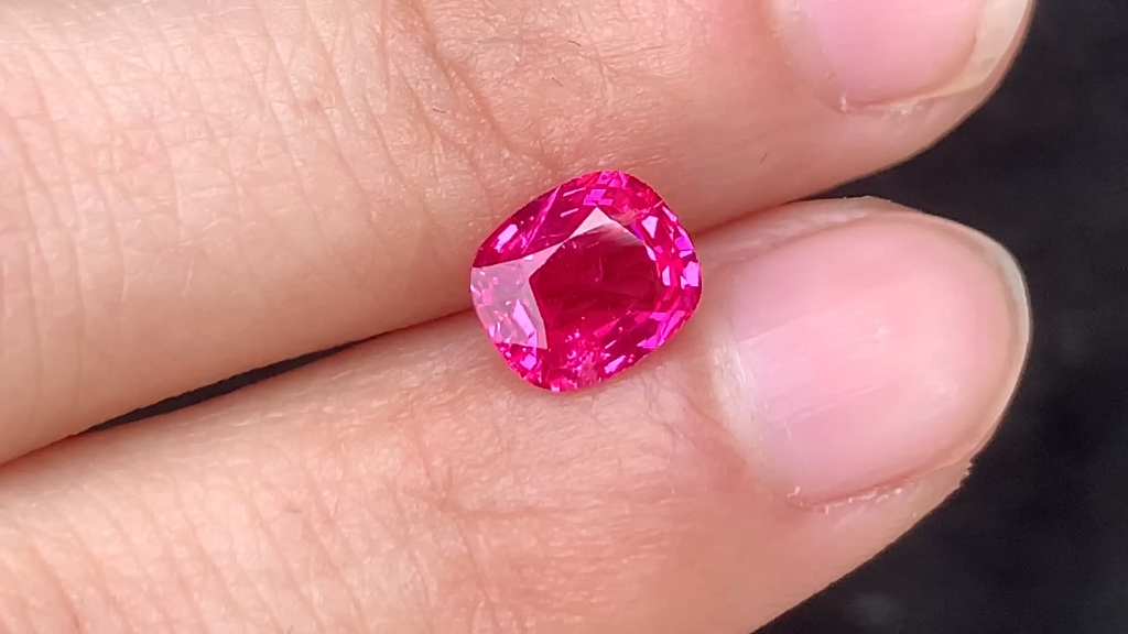 1.68ct 缅甸天然无烧艳粉色尖晶石