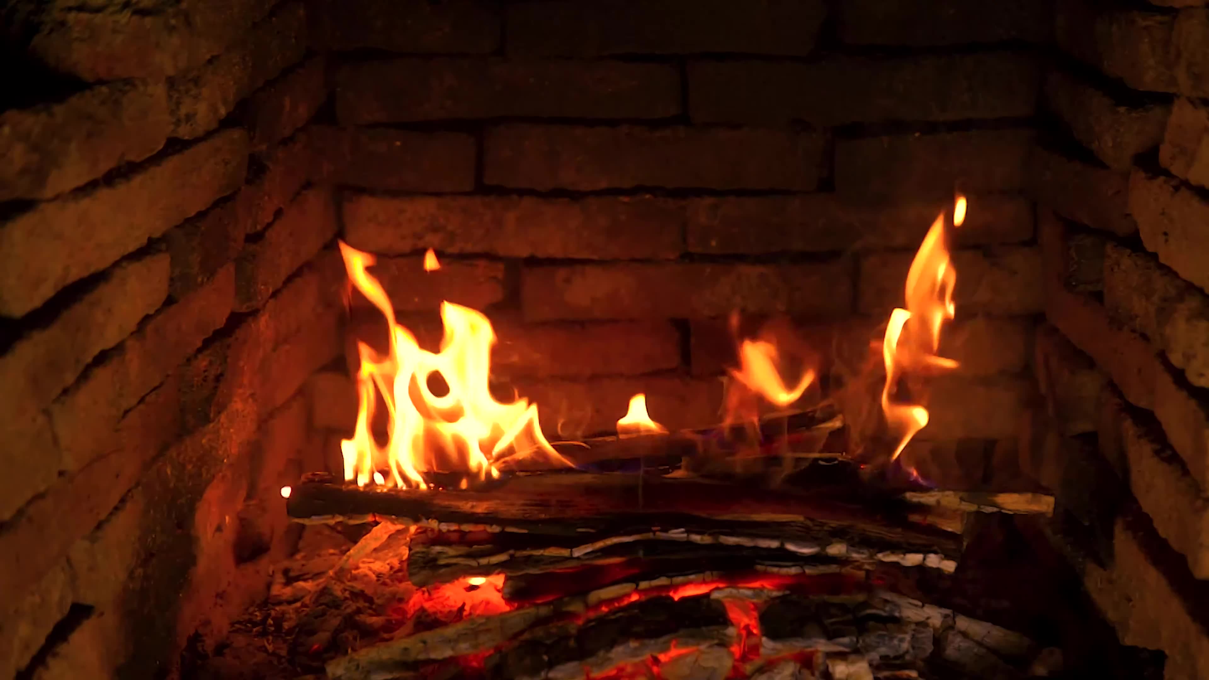 燃烧木柴噼啪作响的放松壁炉 4k 超高清