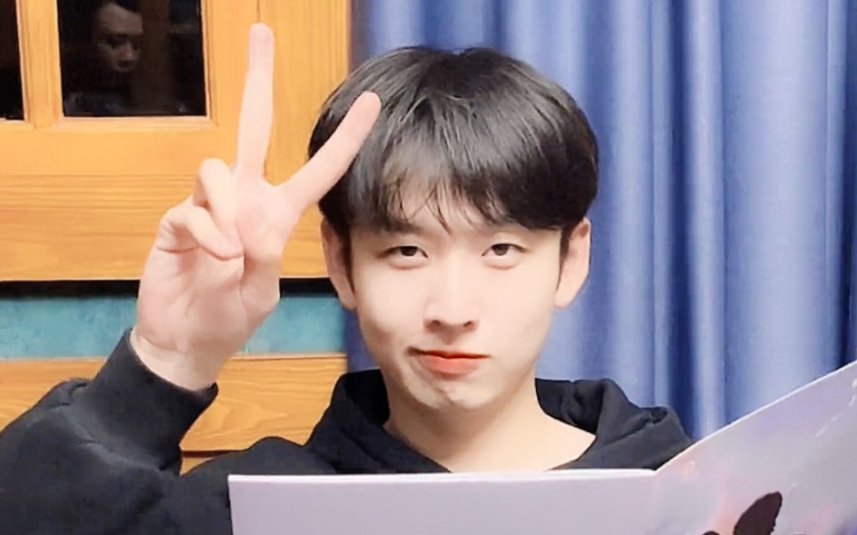 站在舞台中央齐岱泽正在发光