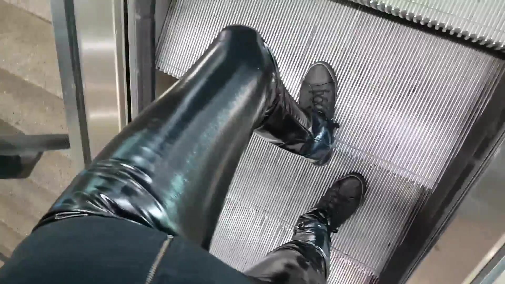 帅哥穿漆皮亮面皮裤上街逛商场onthewayinvinylpantslederboy