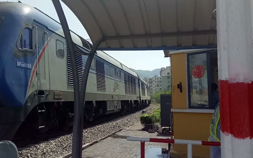 沈局沈段k7592小市通过通化山海关溪田田桓df11g25g