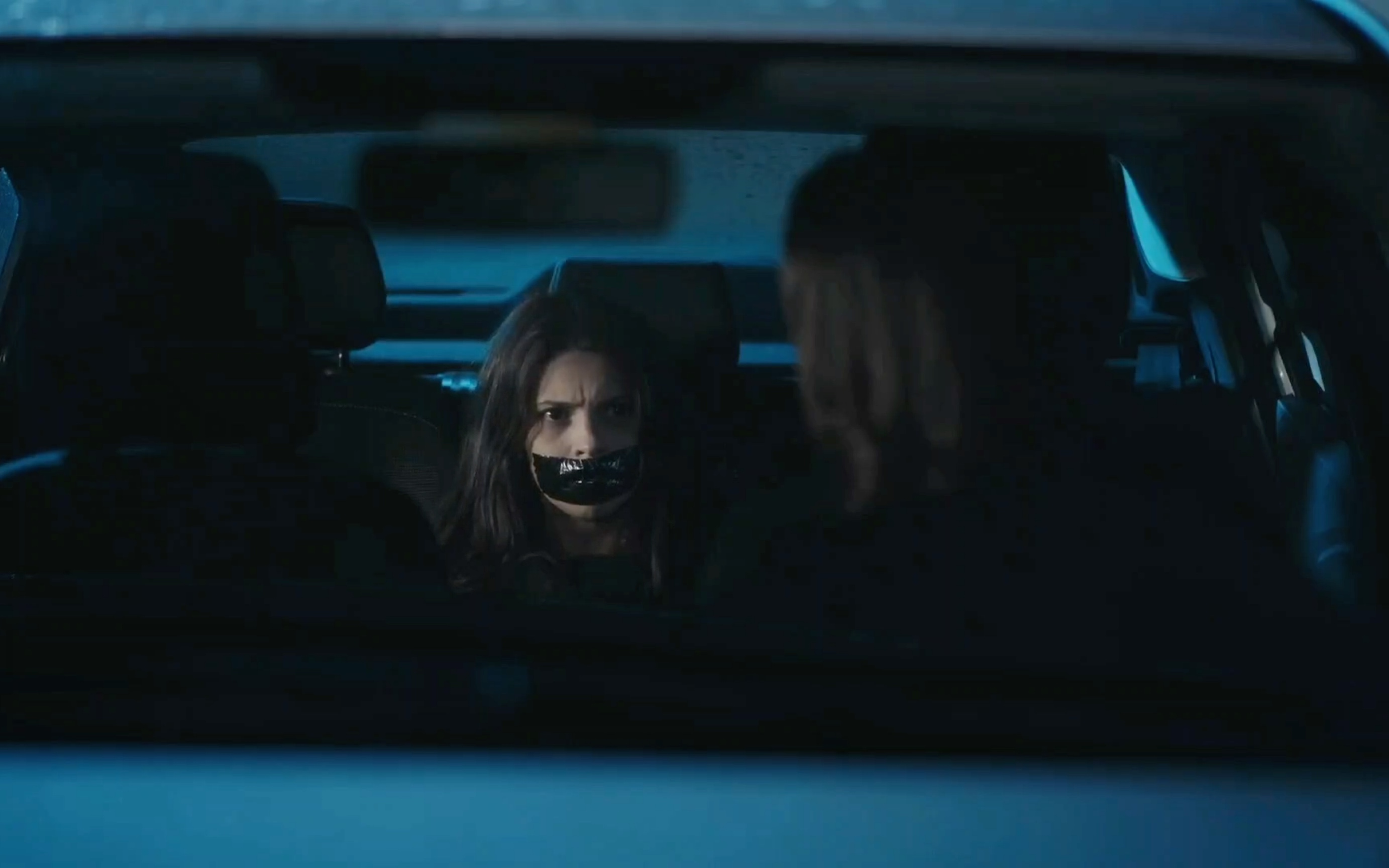 车中被捆绑封嘴的少女