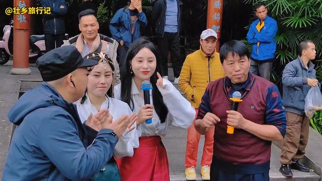 贵州美女歌场遇见俩歌王,既高兴又紧张,山歌唱来道感谢