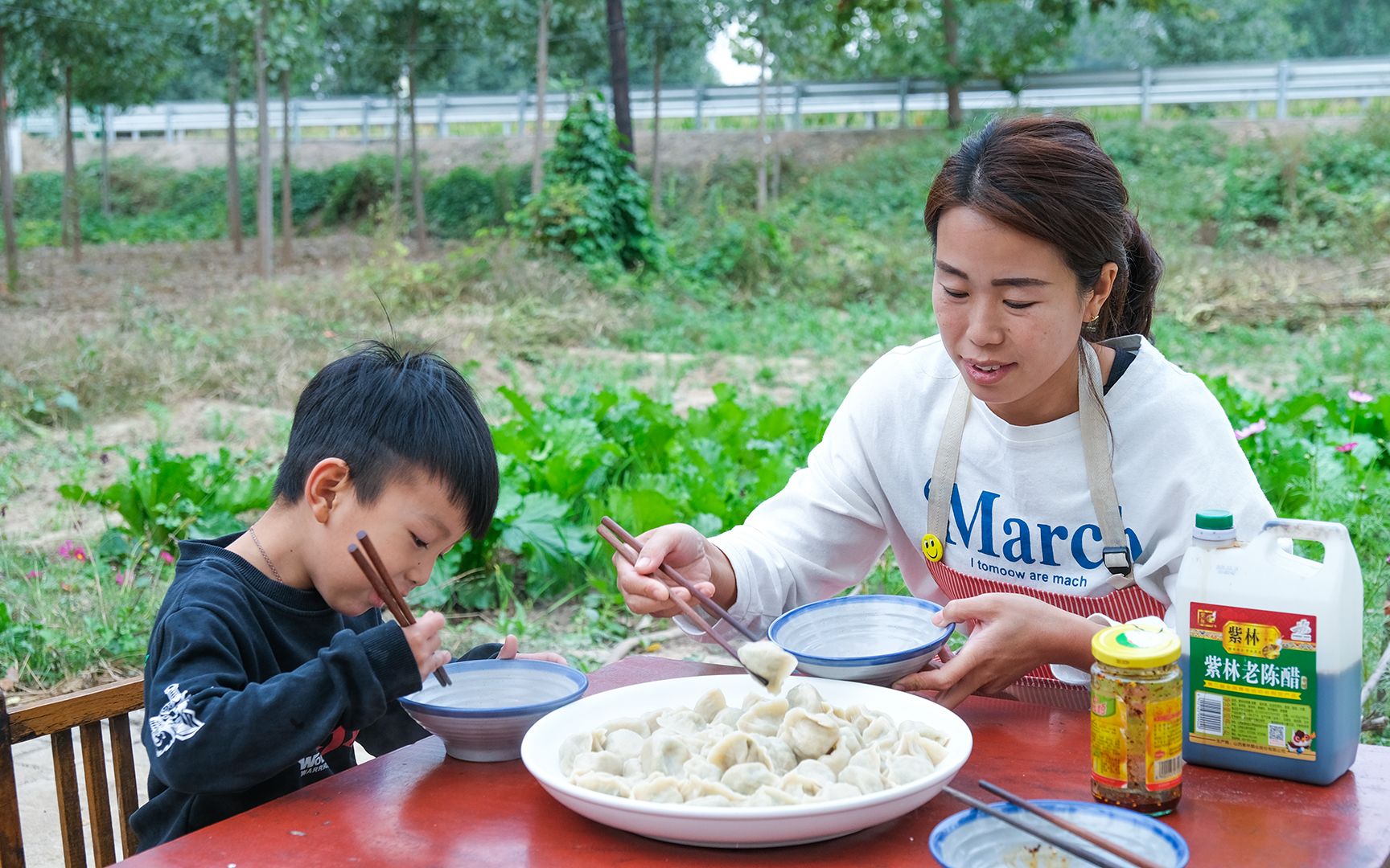 小勇拿现割的韭菜做三鲜馅饺子,太鲜美了,一口一个吃着真得劲哔哩哔哩bilibili