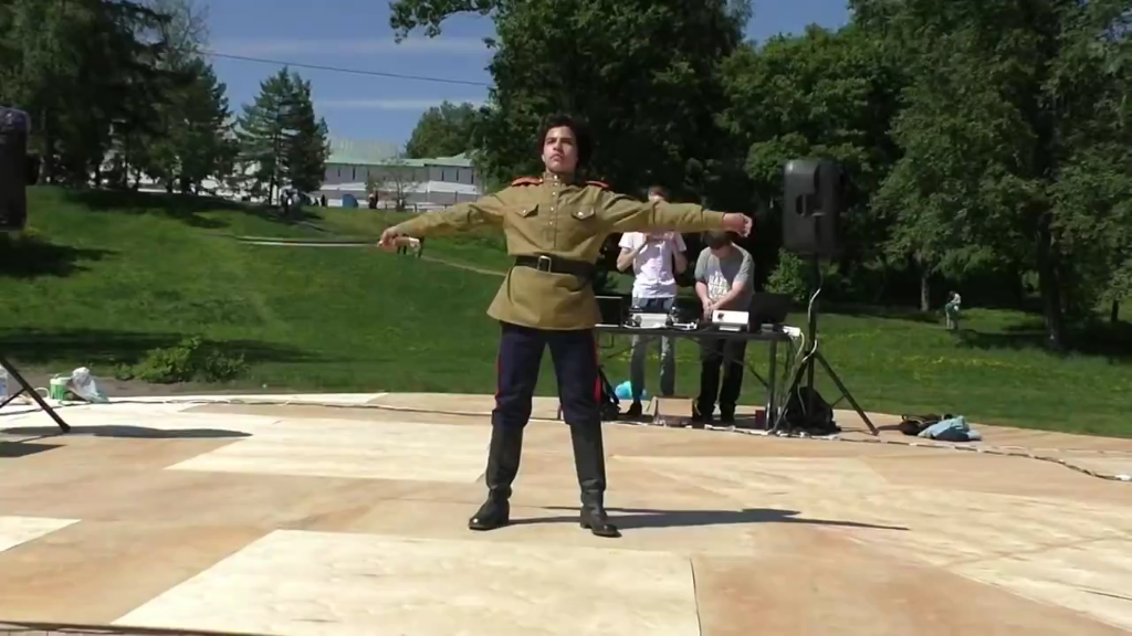 在俄罗斯亚罗斯拉夫市建城纪念日上,两小伙表演的哥萨克刀舞.