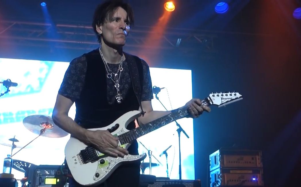 [图]Steve Vai《The Riddle》现场，教科书般的演奏堪称完美！敬请欣赏！