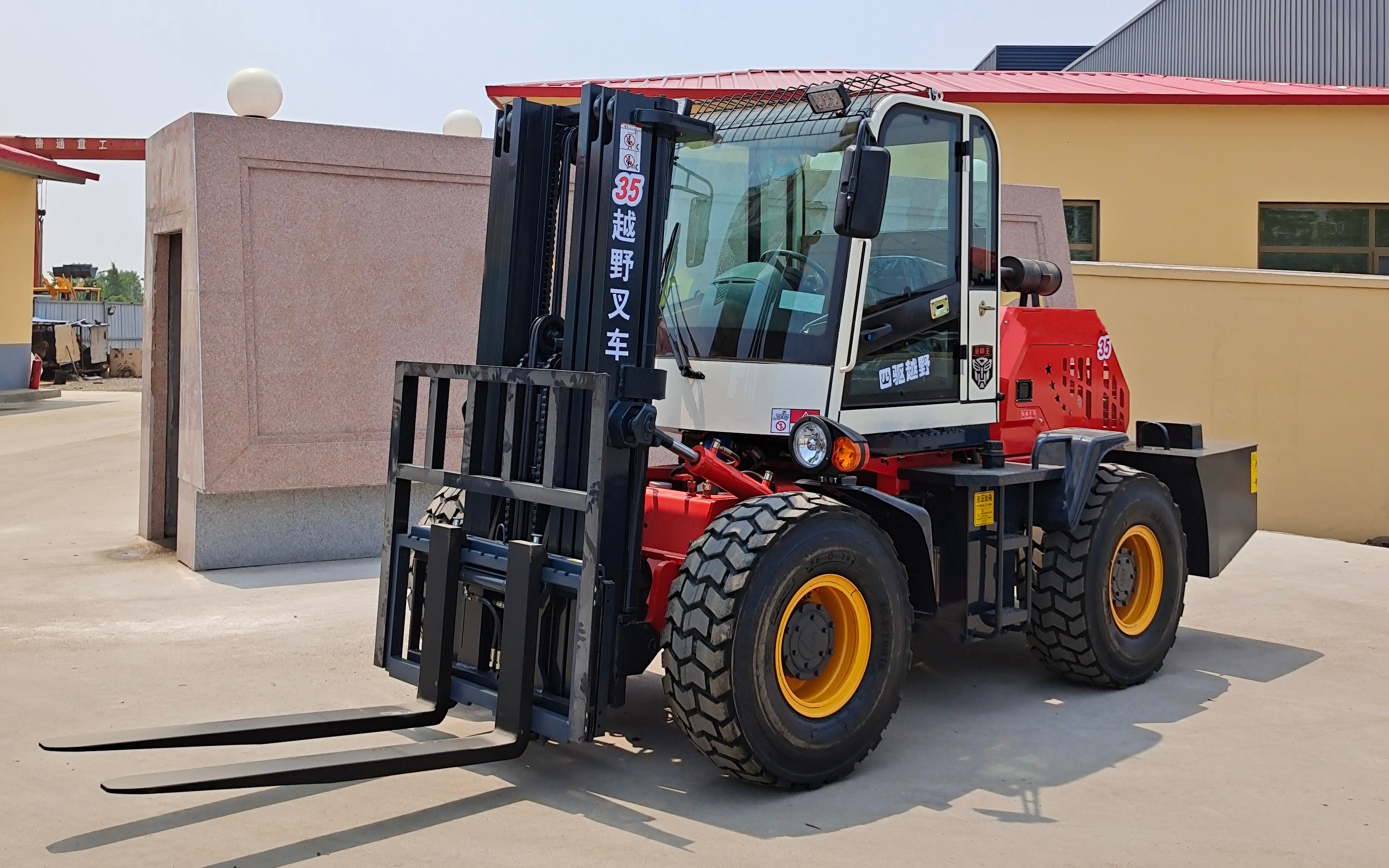 郊外四驱叉车a内蒙郊外四驱叉车厂a莱冠重工越野叉车促销价格